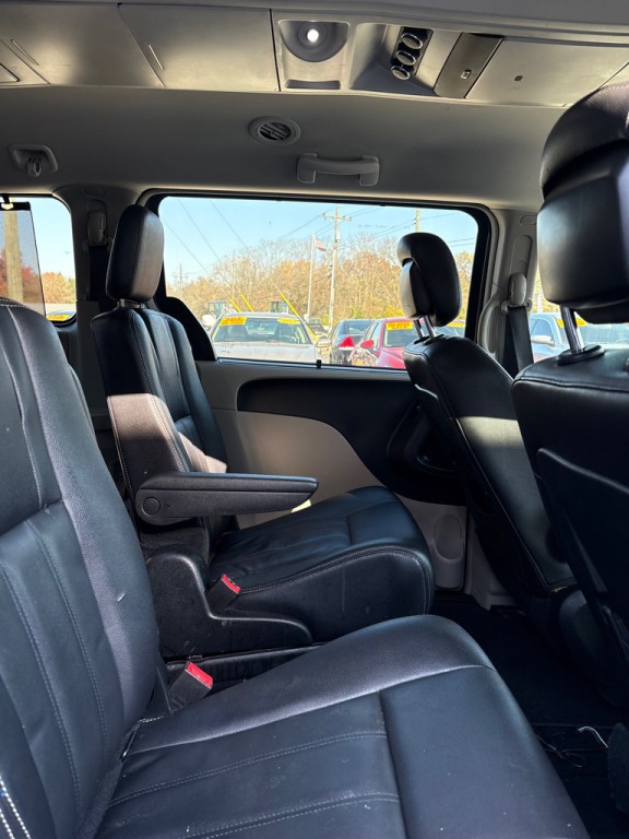 2016 Chrysler Town & Country Image 11