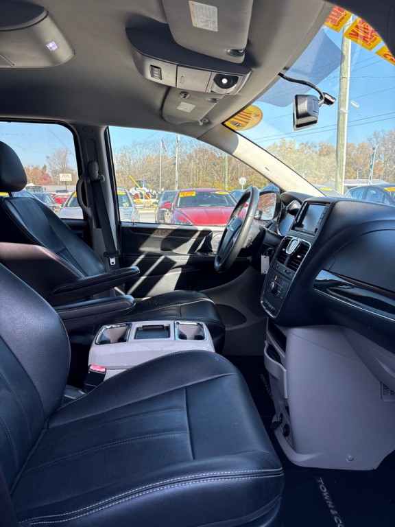 2016 Chrysler Town & Country Image 12