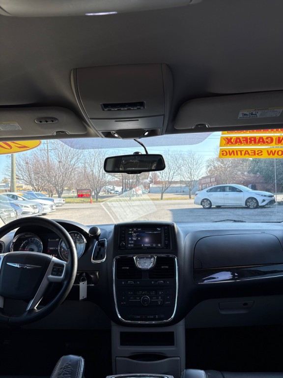 2016 Chrysler Town & Country Image 13