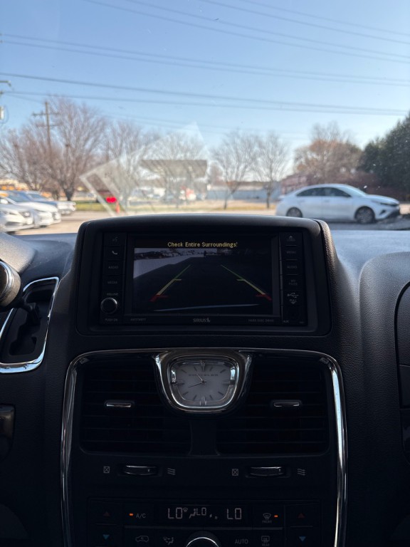 2016 Chrysler Town & Country Image 17