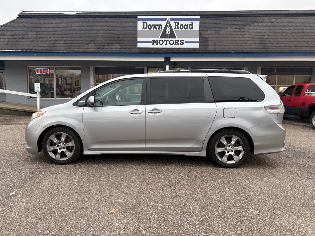 2011 Toyota Sienna Image 2