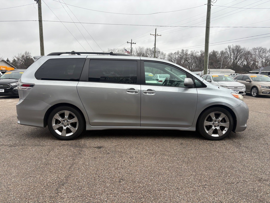 2011 Toyota Sienna Image 3