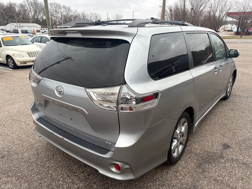 2011 Toyota Sienna Image 4