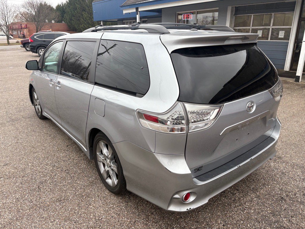 2011 Toyota Sienna Image 7