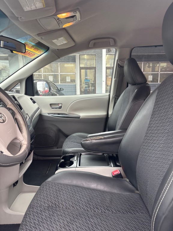 2011 Toyota Sienna Image 9
