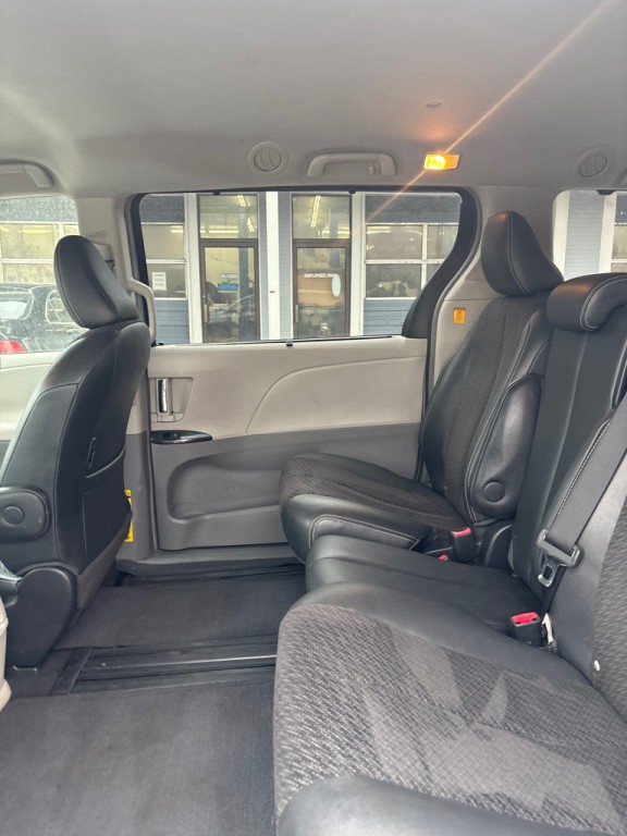 2011 Toyota Sienna Image 10