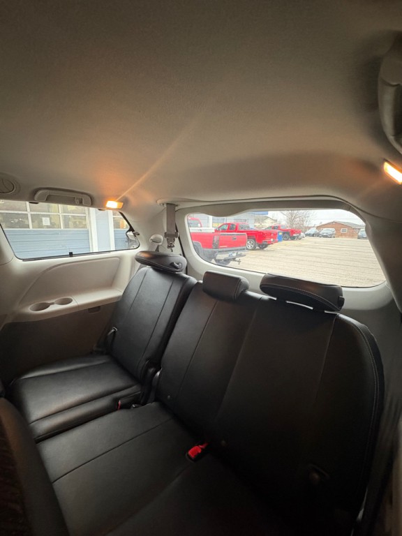 2011 Toyota Sienna Image 11