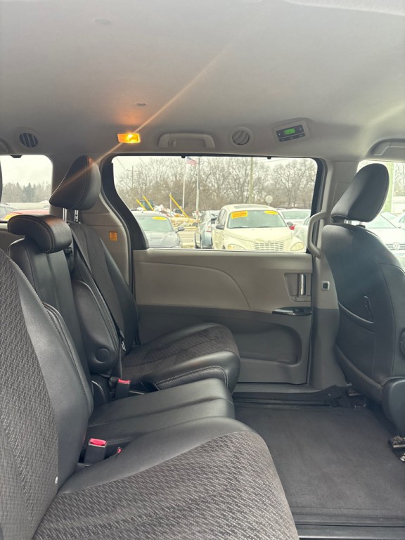 2011 Toyota Sienna Image 13