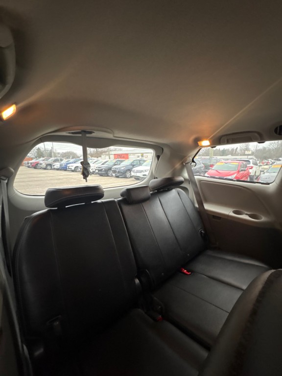 2011 Toyota Sienna Image 14