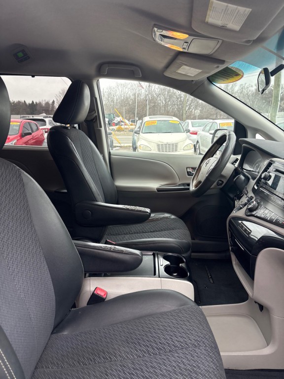 2011 Toyota Sienna Image 16