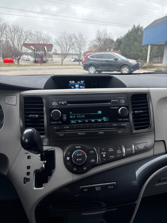 2011 Toyota Sienna Image 18