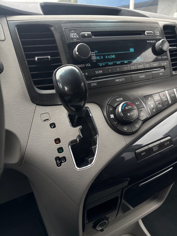 2011 Toyota Sienna Image 19