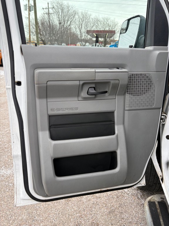 2014 Ford E-series Image 11