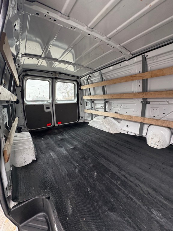 2014 Ford E-series Image 14