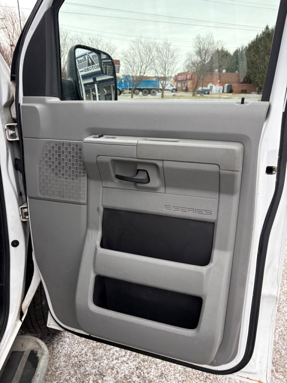 2014 Ford E-series Image 16