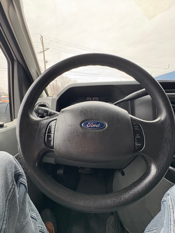 2014 Ford E-series Image 17