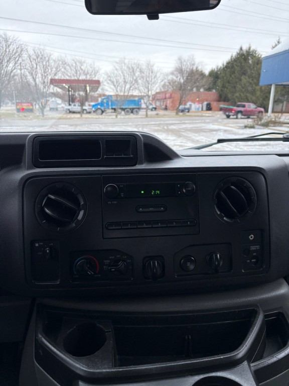 2014 Ford E-series Image 18