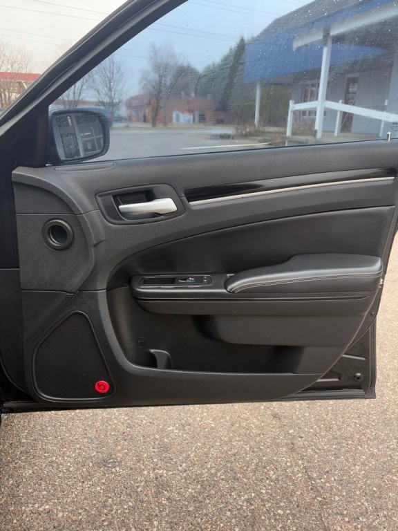 2018 Chrysler 300 Image 16