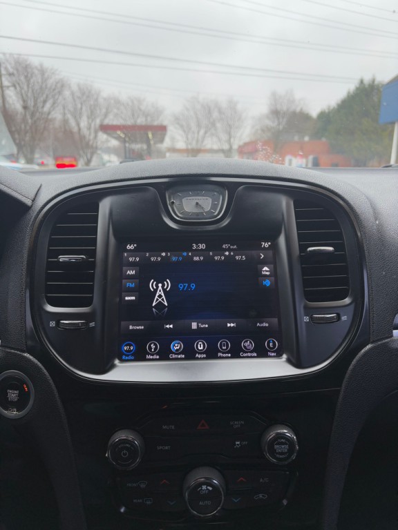 2018 Chrysler 300 Image 20