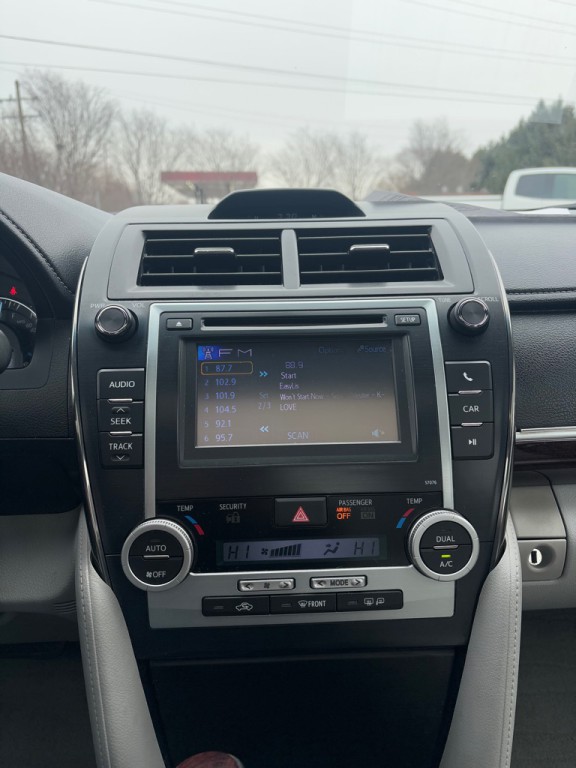 2014 Toyota Camry Image 19