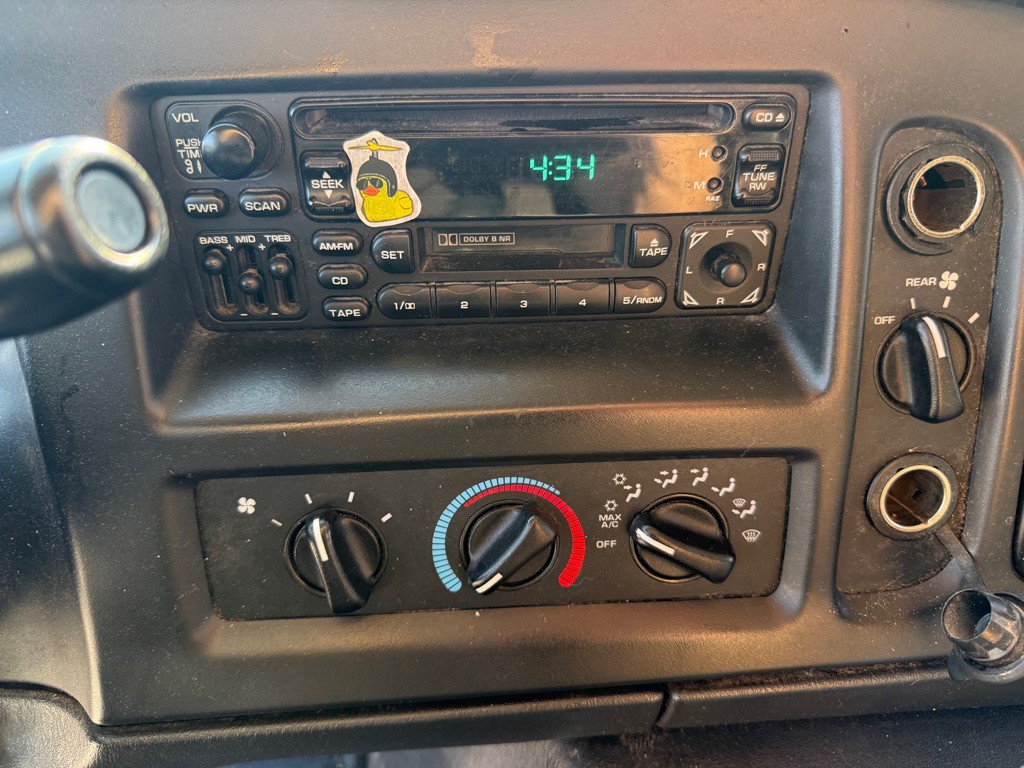 2002 Dodge Ram Van Image 21