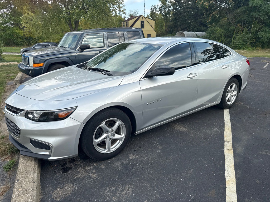 2017 Chevrolet Malibu Image 2