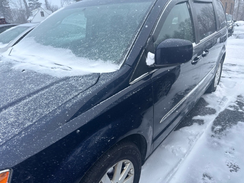 2016 Chrysler Town & Country Image 1