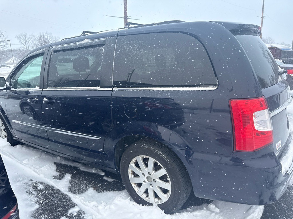 2016 Chrysler Town & Country Image 2