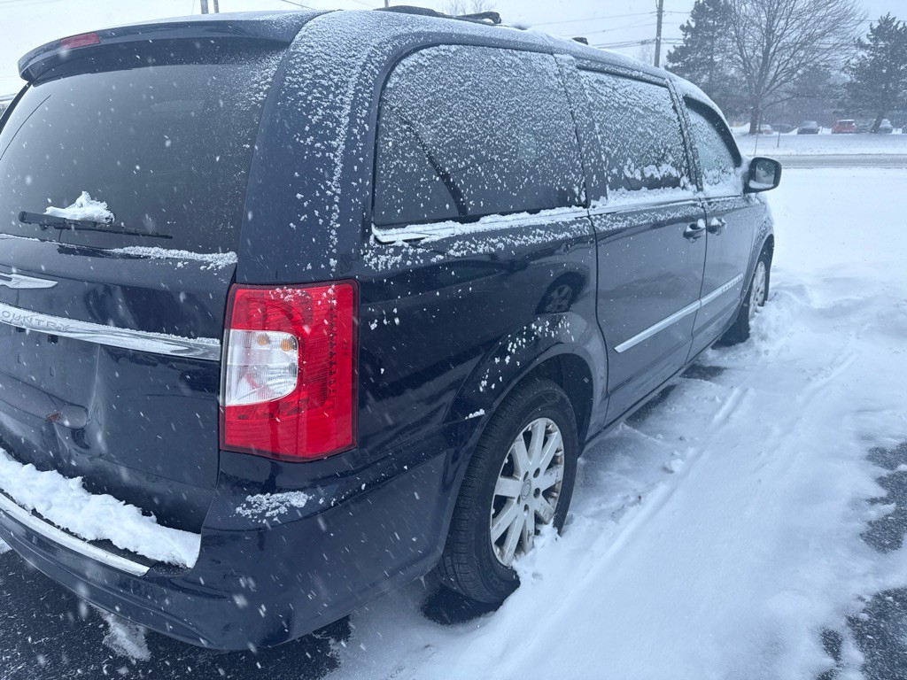 2016 Chrysler Town & Country Image 3