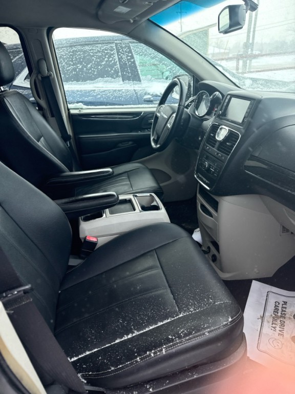 2016 Chrysler Town & Country Image 5