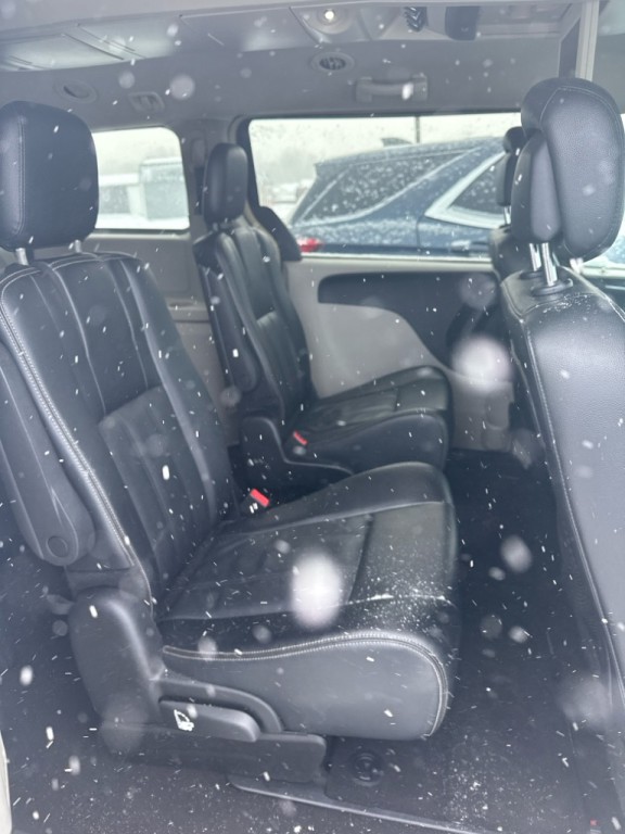 2016 Chrysler Town & Country Image 6