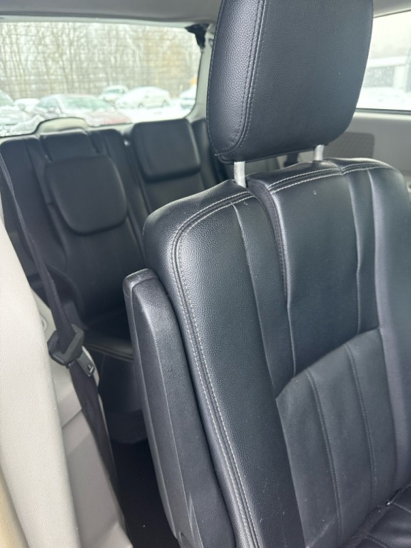 2016 Chrysler Town & Country Image 7