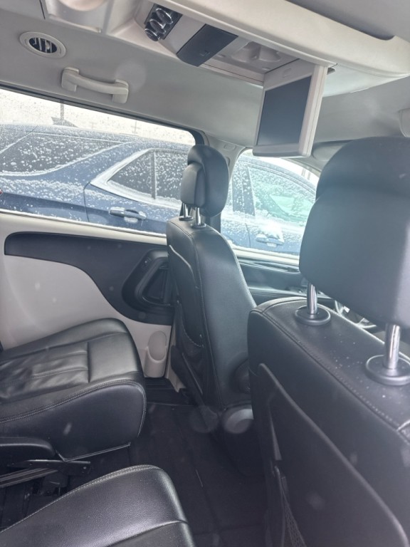 2016 Chrysler Town & Country Image 8