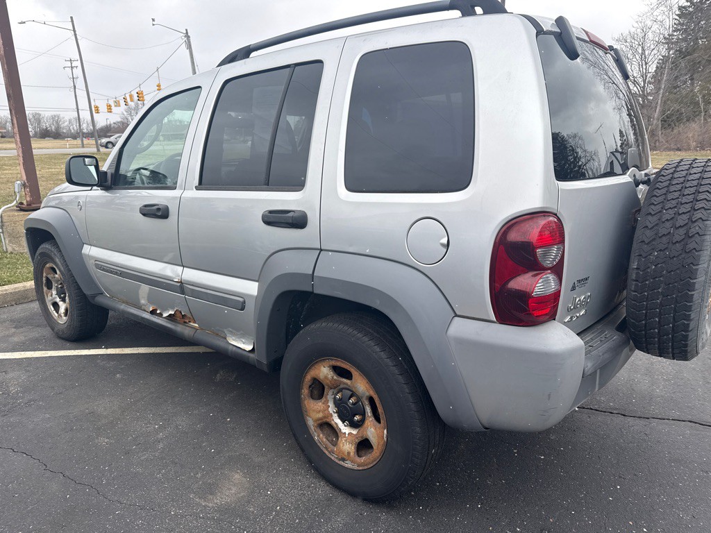2005 Jeep Liberty Image 2