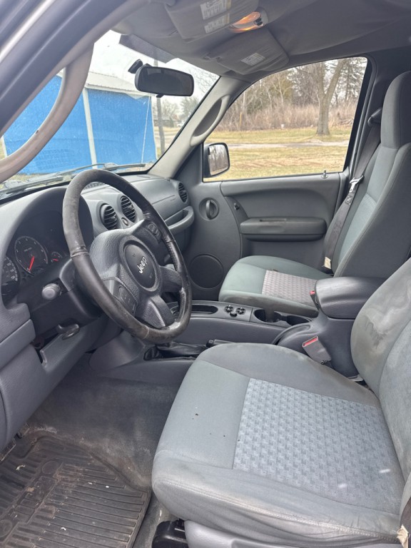 2005 Jeep Liberty Image 8