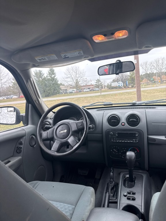 2005 Jeep Liberty Image 12