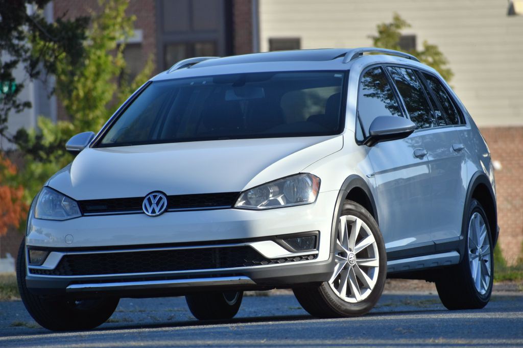 2017 Volkswagen Golf Image 1