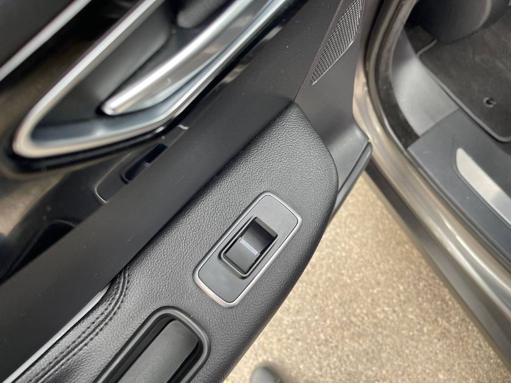 2019 Jaguar F-PACE Image 11