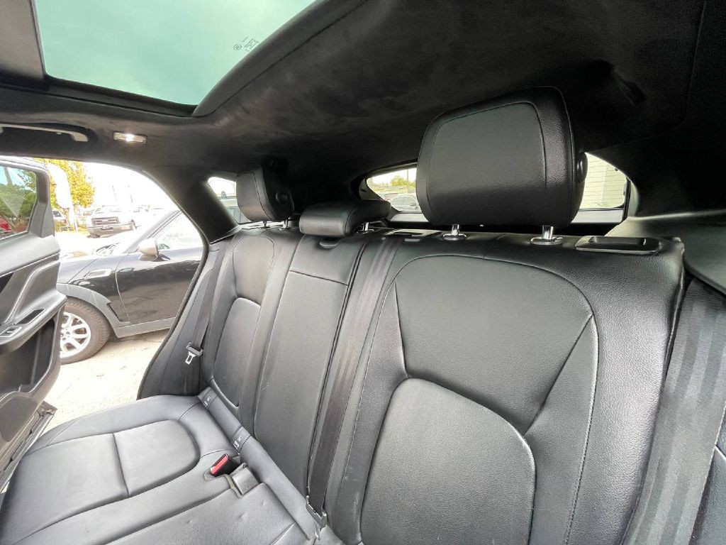 2019 Jaguar F-PACE Image 12
