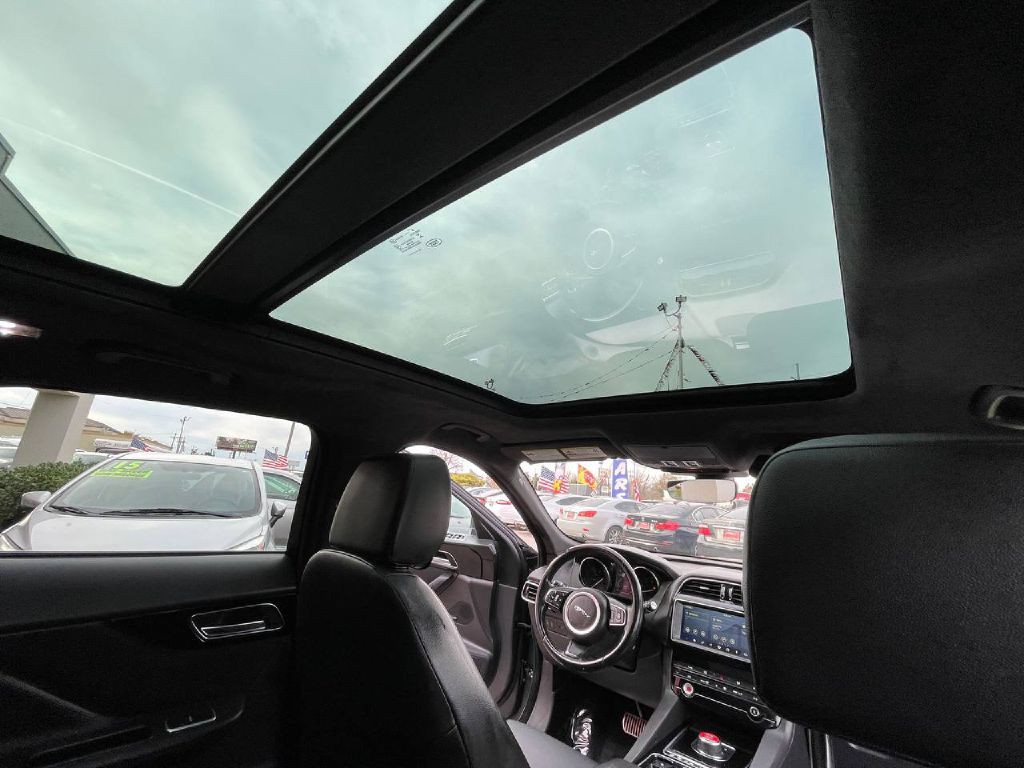 2019 Jaguar F-PACE Image 16