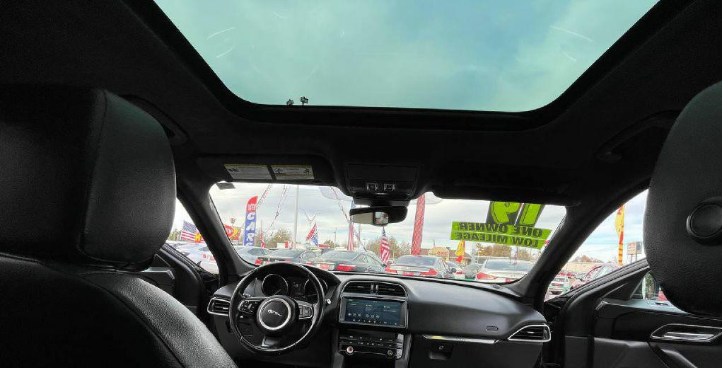 2019 Jaguar F-PACE Image 17