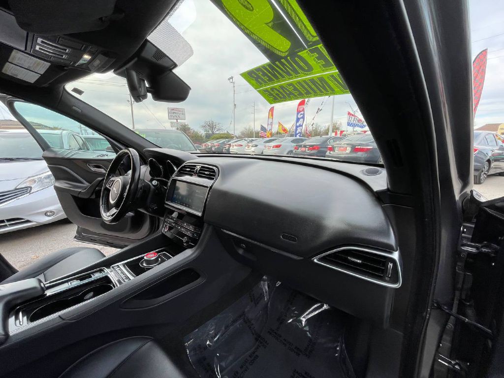 2019 Jaguar F-PACE Image 22