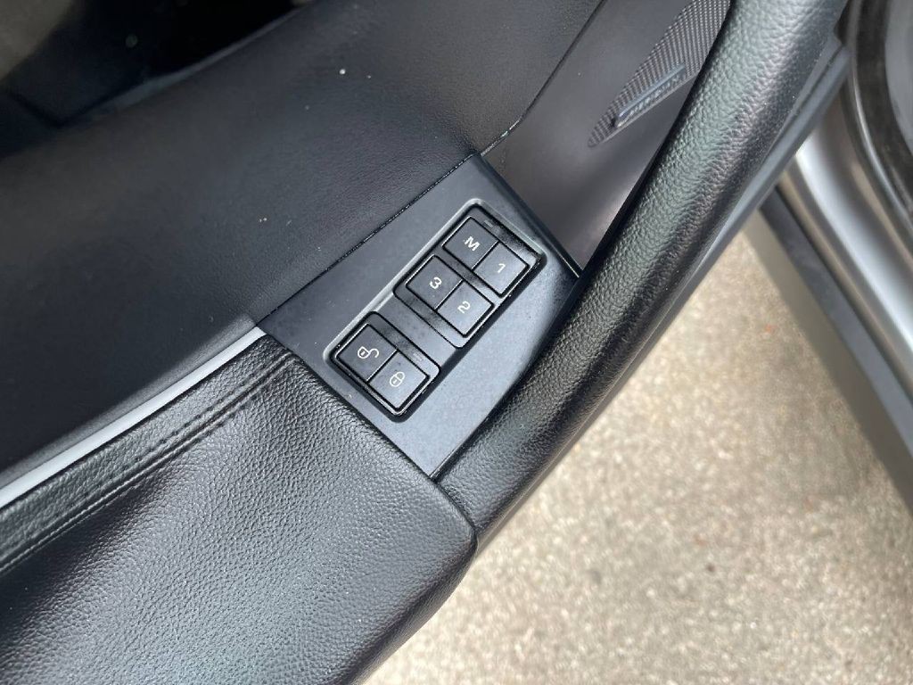 2019 Jaguar F-PACE Image 24