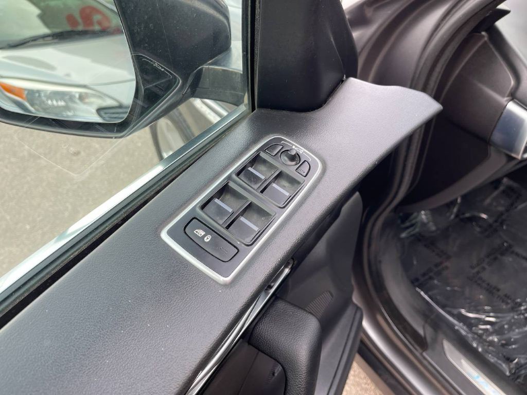 2019 Jaguar F-PACE Image 25