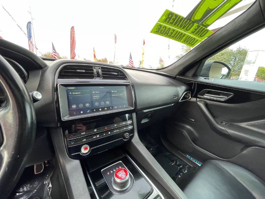 2019 Jaguar F-PACE Image 28