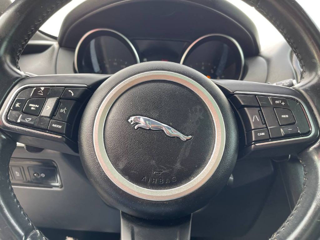 2019 Jaguar F-PACE Image 29