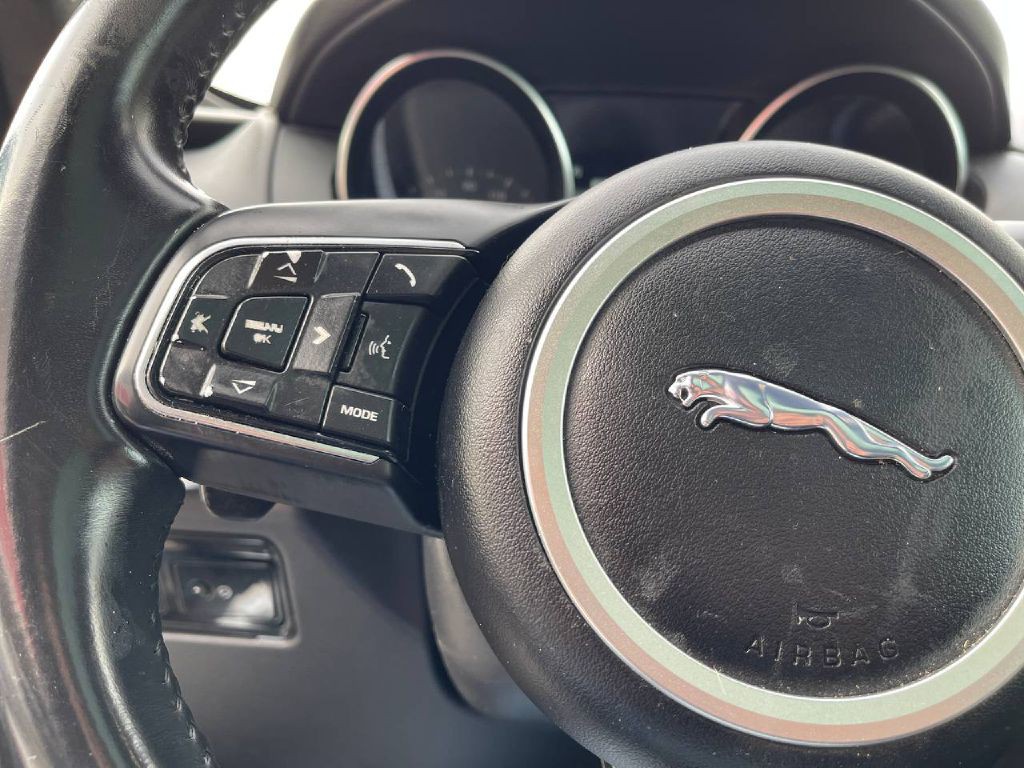 2019 Jaguar F-PACE Image 30