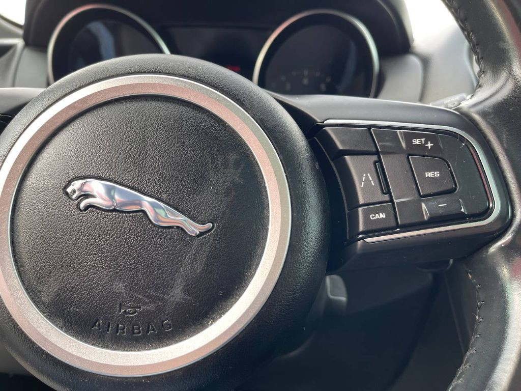 2019 Jaguar F-PACE Image 31