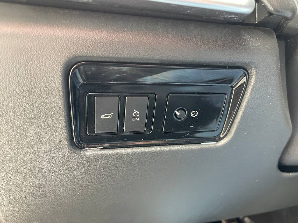 2019 Jaguar F-PACE Image 32