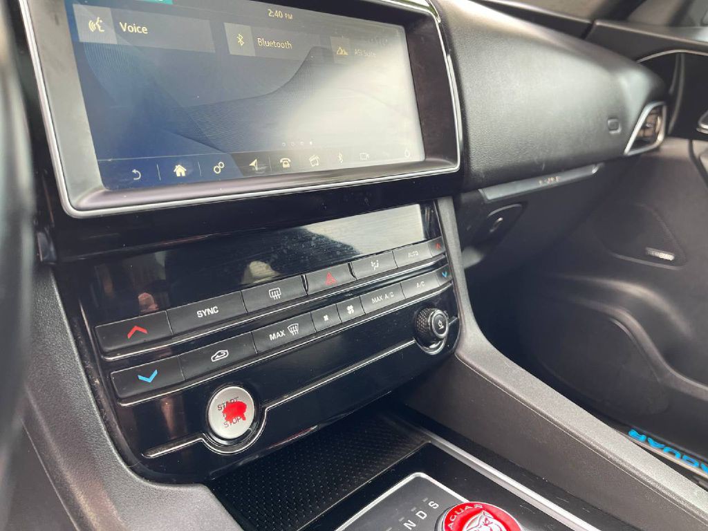 2019 Jaguar F-PACE Image 37